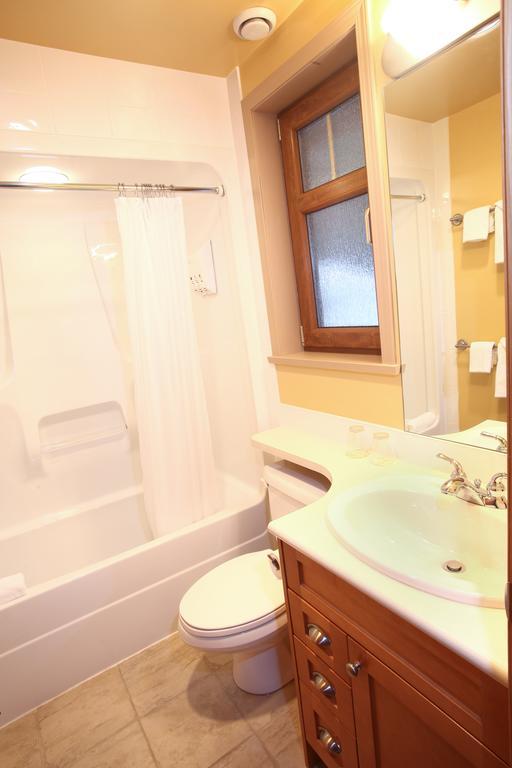 فيلا Whistler Alpine Chalet Retreat & Wellness الغرفة الصورة