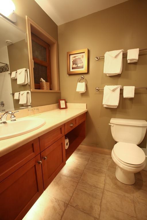فيلا Whistler Alpine Chalet Retreat & Wellness الغرفة الصورة
